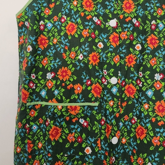 Vintage green floral chore day buttondown house dress with pockets - Picture 4 of 8